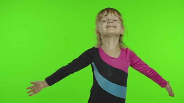 クロマキーの背景のスタジオで練習している子供のバレリーナ。女の子の子供踊り体操を作る — ストック動画