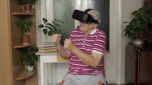 Senior grootvader in virtuele headset bril kijken video in 3D vr helm en dansen, plezier hebben — Stockvideo