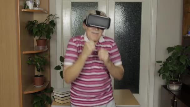 Avô sênior em óculos de fone de ouvido virtual assistindo vídeo em 3D vr capacete e dança, se divertindo — Vídeo de Stock