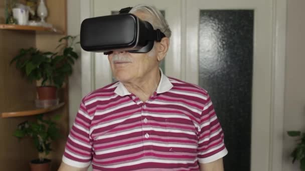 Ανώτερος παππούς άνθρωπος σε εικονικά ακουστικά γυαλιά βλέποντας 3D βίντεο σε κράνος 360 VR στο σπίτι — Αρχείο Βίντεο