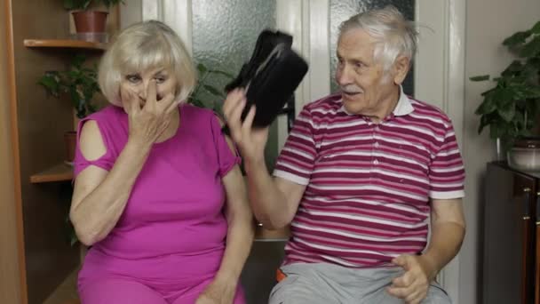 爷爷和奶奶带VR头盔玩游戏，观看虚拟现实3D 360视频 — 图库视频影像