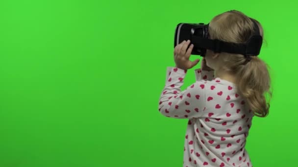 Bambino ragazza che utilizza casco VR per giocare gioco di simulazione app. Guarda il video 3D della realtà virtuale. Chiave cromatica — Video Stock