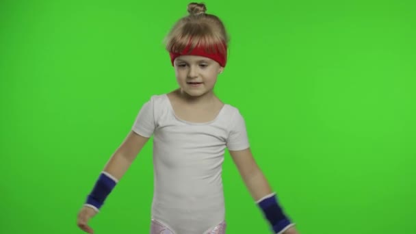 Jong schattig meisje in sportkleding maken fitness gymnast home oefeningen. Trainen voor kinderen. Sportief kind — Stockvideo