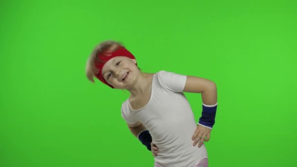 Pequena menina bonito em sportswear fazendo ginasta ginasta exercícios em casa. Treino para crianças. Criança desportiva — Vídeo de Stock