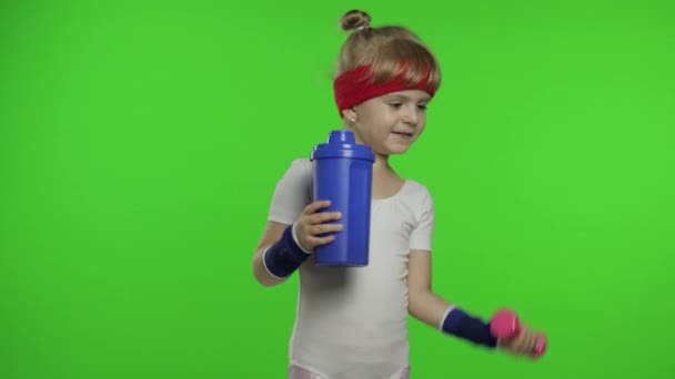 ダンベルと飲料水とフィットネス演習を作るスポーツウェアの女の子。小さな運動の子 — ストック動画