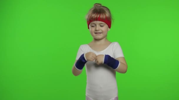 Ung söt flicka i sportkläder gör fitness gymnast hem övningar. Träning för barn. Sportigt barn — Stockvideo
