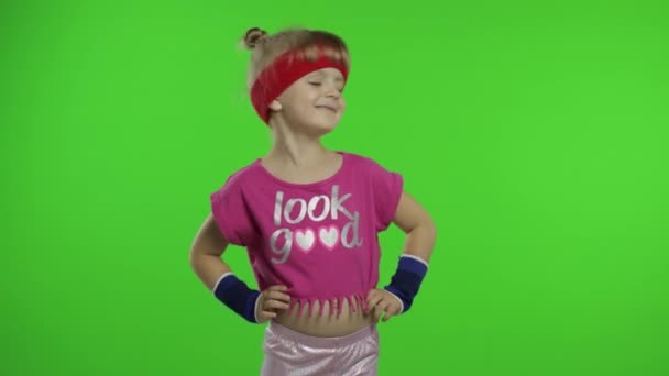 Szczęśliwa dziewczyna w różowej odzieży sportowej pokazuje gest kciuka w górę odizolowany na tle klucza chroma. Sprawność — Wideo stockowe