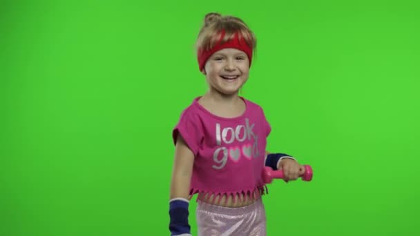 Chica caucásica en ejercicios de fabricación de ropa deportiva con mancuernas. Entrenamiento para niños. Niño atlético — Vídeos de Stock