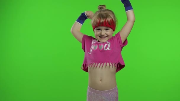 Menina jovem em sportswear fazendo ginasta fitness exercícios em casa. Treino para crianças. Criança desportiva — Vídeo de Stock