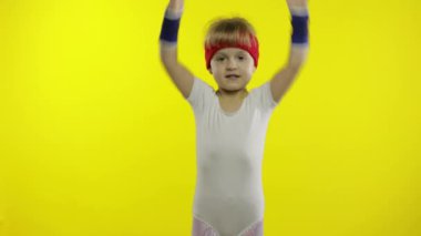 Spor giyimli küçük bir çocuk spor salonu jimnastiği yapıyor. Çocuklar için egzersiz. Sportif kız.