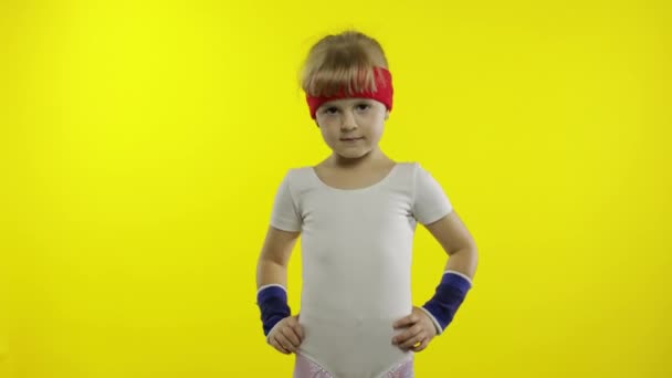 Bambino in abbigliamento sportivo fare ginnastica fitness esercizi a casa. Allenamento per bambini. Ragazza sportiva — Video Stock