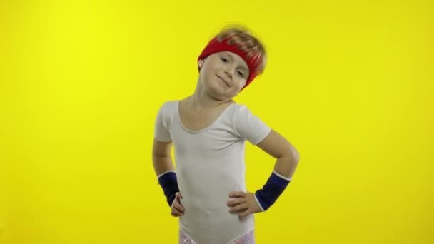 Giovane ragazza in abbigliamento sportivo fare ginnastica fitness esercizi a casa. Allenamento per bambini. Bambino sportivo — Video Stock