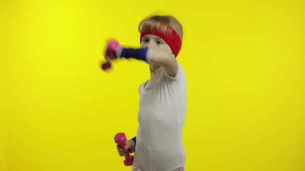 Кавказька дівчина в спортивній манері робить вправи з тупиками. Працює на дітей. Спортивна дитина — стокове відео