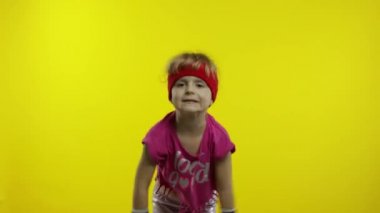 Pembe spor giysili enerjik beyaz kız forma dansı yapıyor, modern aerobik dansçı.