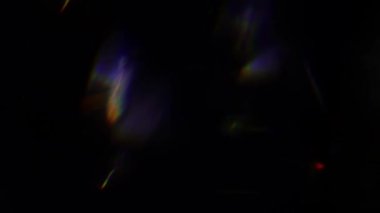 Çok renkli ışık siyah arkaplanda 4K görüntü sızdırıyor. Görüntüler, dönüşümler. Bokeh etkisi