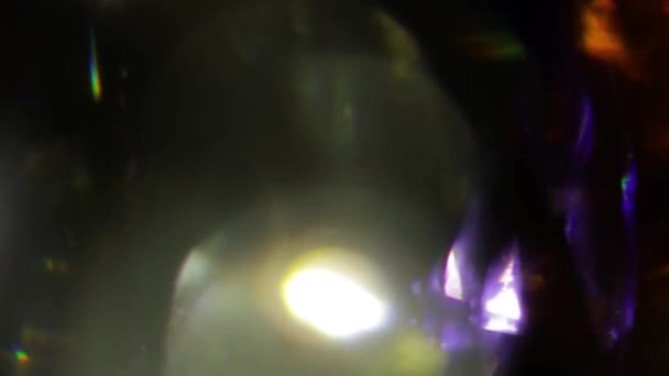 ライトは4K映像を漏らす。レンズはフレアのボケを重ね、炎の背景を焼きます。フラッシュ光線効果 — ストック動画