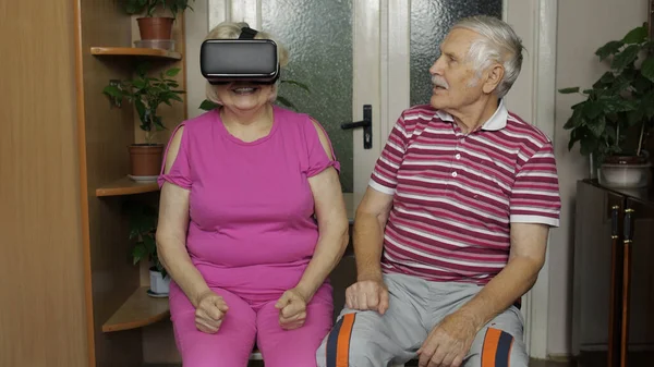 Abuelo y abuela con casco VR juegos de juego, ver realidad virtual 3D 360 video — Foto de Stock