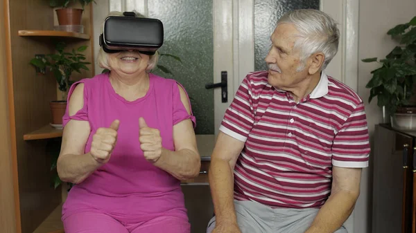 Abuelo y abuela con casco VR juegos de juego, ver realidad virtual 3D 360 video — Foto de Stock