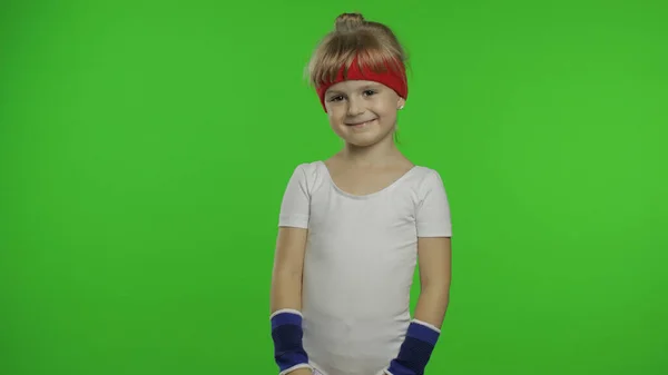 Jong schattig meisje in sportkleding maken fitness gymnast home oefeningen. Trainen voor kinderen. Sportief kind — Stockfoto