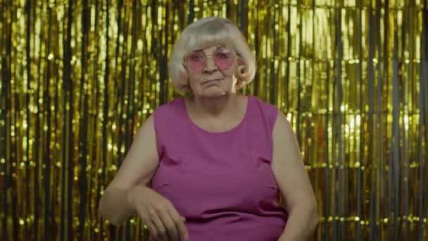 Prepotente anziana bionda donna in camicetta rosa incolpando e chiedendo di uscire, conflitto, rottura — Video Stock
