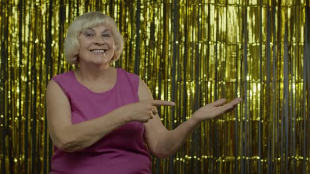Ανώτερη ηλικιωμένη γυναίκα δείχνει κενό μέρος στην παλάμη της, αντιγραφή χώρο διαφημιστική περιοχή στο χέρι — Αρχείο Βίντεο