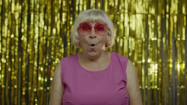 Portrét vzrušené starší ženy, která se rozhlížela kolem a užasle otvírala ústa — Stock video
