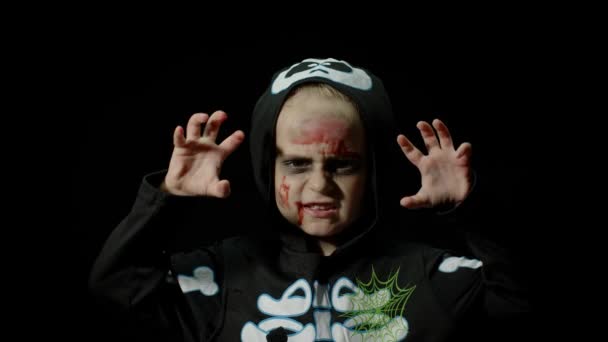 Halloween, ragazza arrabbiata con il trucco di sangue sul viso. Ragazzo vestito da scheletro spaventoso, in posa, facendo facce — Video Stock