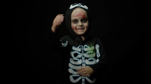 Halloween ragazza arrabbiata con il trucco di sangue sul viso. Ragazzo vestito da scheletro spaventoso, che balla, che fa facce — Video Stock