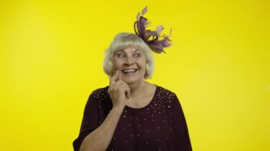 Mutlu meditasyon ifadesiyle kıdemli yaşlı kadın, fantezi kuruyor, düşünüyor, olumlu fikirler üretiyor.