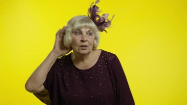 Yaşlı kadın özel konuşmalara kulak misafiri oluyor, kişisel sırları öğrenmeye çalışıyor, casusluk yapıyor.