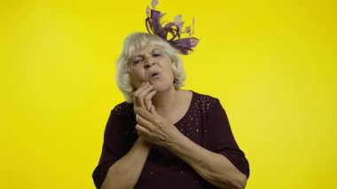 Diş problemi. Sağlıksız yaşlı kadın yanağına dokunuyor, korkunç diş ağrısı çekiyor, korkunç bir acı çekiyor.