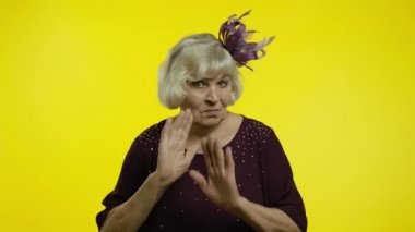 Kıdemli yaşlı kadın durmayı ve kısıtlayıcı hareketler sergilemeyi istiyor. Elleri rahatsız edici.