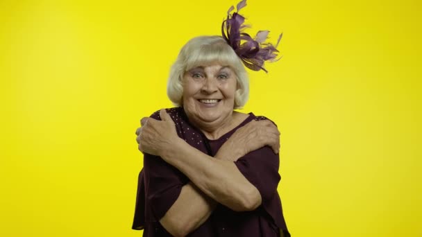 A jószívű idősebb nő hívogató gesztust mutat, ölelkezik. Az idősebb, stílusos nagyi ölelkezni akar. — Stock videók