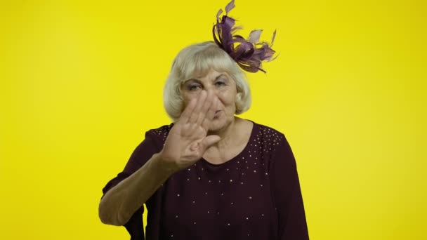 Счастливая пожилая женщина посылает воздушную муху поцелуи в камеру, демонстрируя любовь, романтические эмоции — стоковое видео