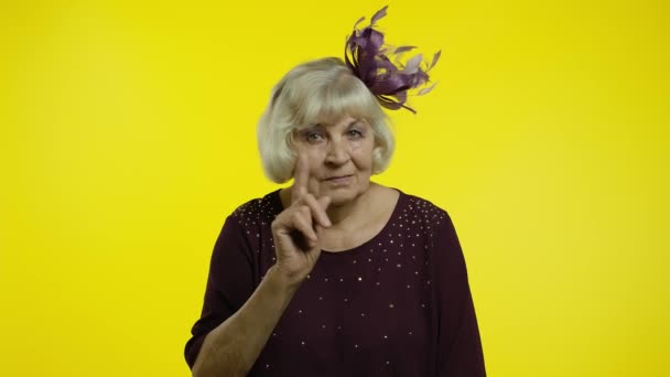 Seniorin zeigt mahnende Fingergeste, Missbilligungsschild, bittet um Vorsicht — Stockvideo