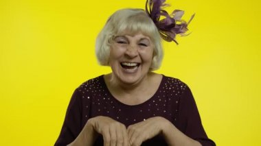 Anekdot, komik fıkra ve pozitif yaşam tarzını duyduktan sonra yüksek sesle kahkahalar atan mutlu yaşlı kadın.