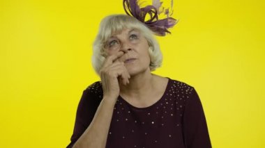 Aptal, yaşlı ve aptal bir kadın aptal bir ifadeyle burun karıştırıyor, sümük çıkarıyor, terbiyesizlik yapıyor.