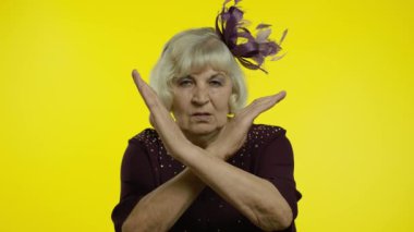 Kıdemli yaşlı kadın durmayı ve kısıtlayıcı hareketler sergilemeyi istiyor. Elleri rahatsız edici.