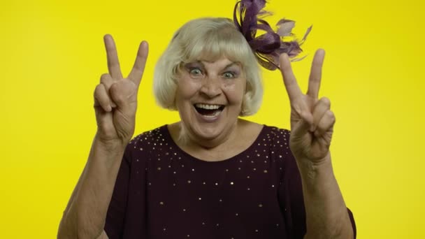 V sign, peace. Happy senior old woman showing victory sign with double fingers and smiling — Stock Video