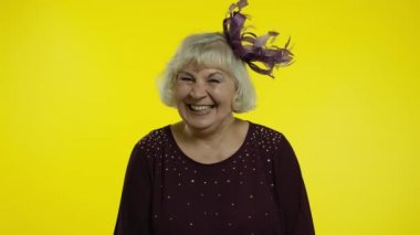 Anekdot, komik fıkra ve pozitif yaşam tarzını duyduktan sonra yüksek sesle kahkahalar atan mutlu yaşlı kadın.