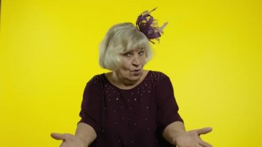 Sinirlenmiş yaşlı bir kadın el kaldırıyor. Öfkeyle başarısızlık nedenini soruyor. Ne, neden diye soruyor.