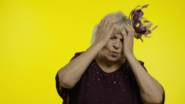 Depressione e tristezza, emozioni negative. Triste anziana donna anziana che sembra frustrato, sentendosi preoccupato — Video Stock