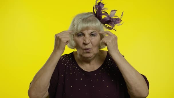 Dispiaciuto infastidito anziana anziana mostrando gesto stupido. Anziani nonna su sfondo giallo — Video Stock