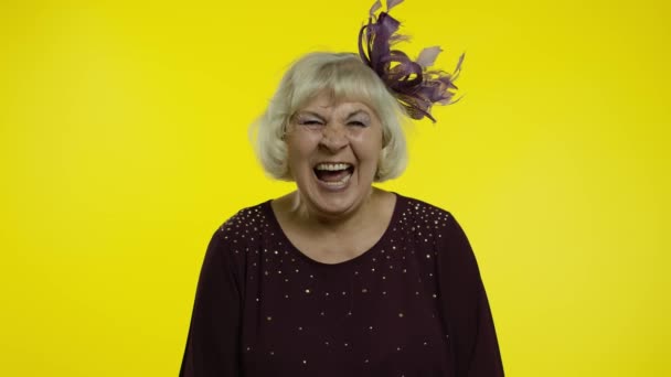Glückliche alte Frau lacht laut, nachdem sie Anekdote, lustigen Witz, positiven Lebensstil gehört hat — Stockvideo