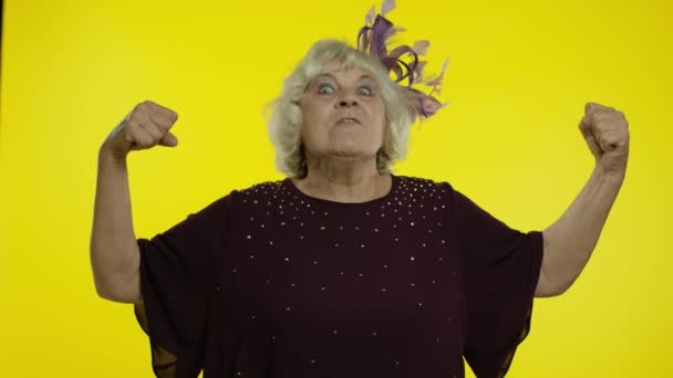 Mujer mayor mostrando bíceps, buscando confianza, sintiendo fuerza de poder para luchar por los derechos de la mujer — Vídeos de Stock