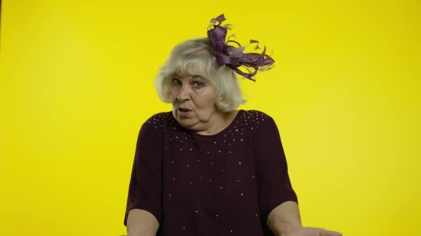Geïrriteerde oudere oude vrouw steekt de hand op, vraagt verontwaardigd naar de reden van falen, vraagt zich af waarom, waarom — Stockvideo