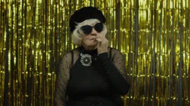 Aptal, yaşlı ve aptal bir kadın aptal bir ifadeyle burun karıştırıyor, sümük çıkarıyor, terbiyesizlik yapıyor.