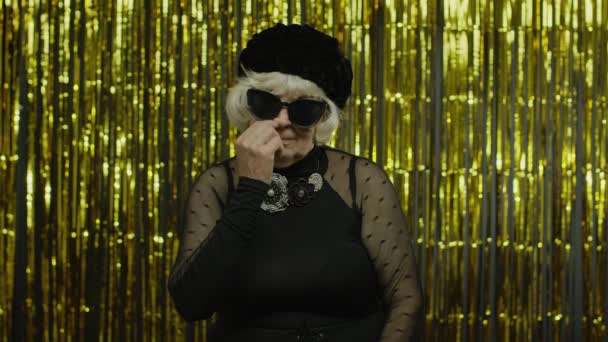Lustige dumme alte Frau, die mit albernem Gesichtsausdruck Nase zupft, Booger entfernt, schlechte Manieren — Stockvideo