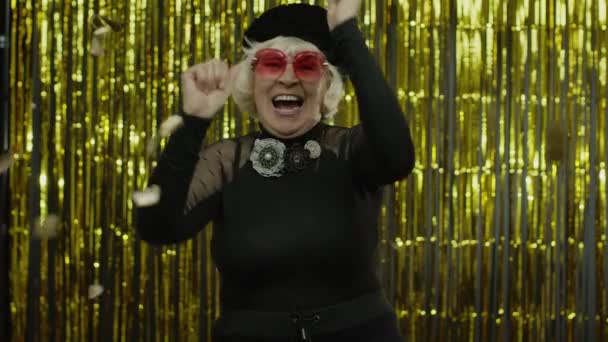 Ευτυχισμένη ηλικιωμένη γυναίκα φωνάζει, γιορτάζει την επιτυχία, κερδίζοντας λαχείο, στόχος επίτευξη έννοια — Αρχείο Βίντεο