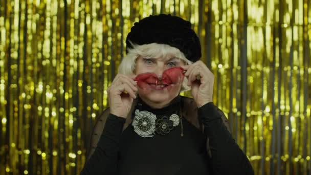 Idosos avó elegante. Mulher branca posando sobre fundo dourado — Vídeo de Stock